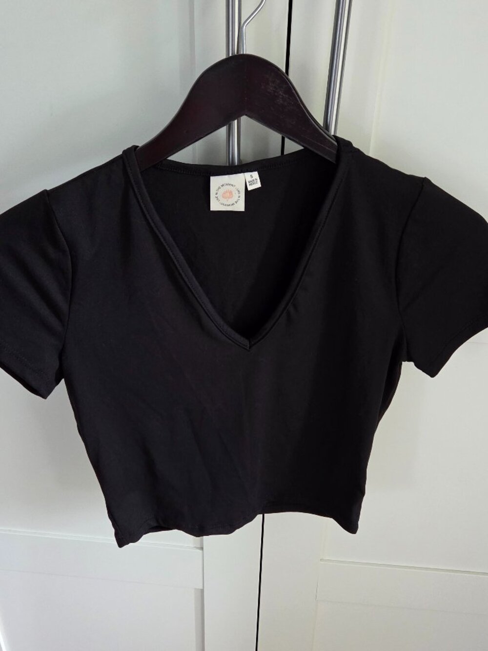 V neckline cotton knit crop top size small black